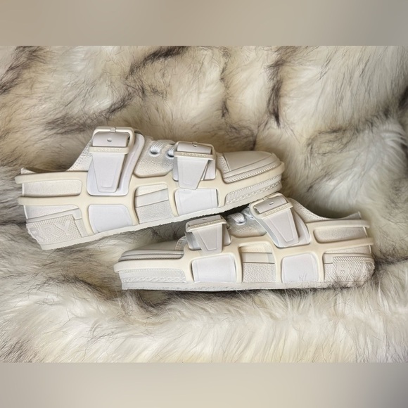 BURBERRY
White Canvas Sneakers
NWT | EU 35 - Picture 7 of 16